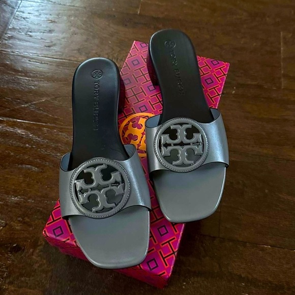 Tory Burch-Bombe Miller leather sandal 7.5-brand new-light blue/navy-Retail $300 - Picture 3 of 15